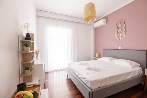 ein Schlafzimmer mit einem weißen Bett und einem Fenster in der Unterkunft The House Project in Athen