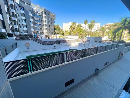 - un balcon dans un immeuble avec piscine dans l'établissement Apartamento El Estrecho, à Algésiras