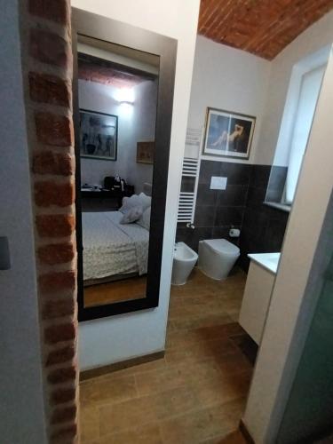 una camera con specchio e letto e un bagno di Villa Celeste a Murazzo
