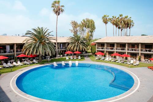 uma grande piscina em frente a um resort em Costa del Sol Wyndham Trujillo em Trujillo