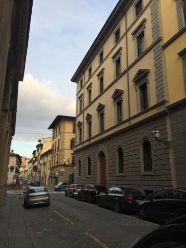 フィレンツェにあるLA CASA DI ORSOLAの車が建物の前に停まった街道