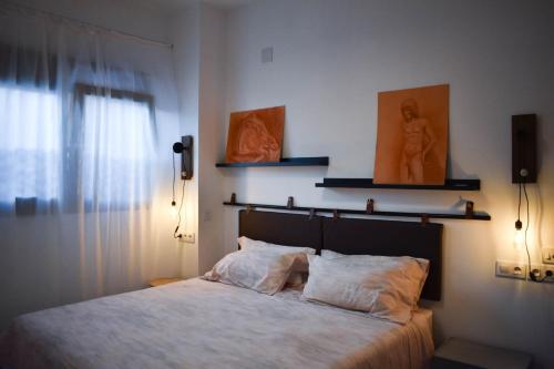 - une chambre avec un lit et 2 oreillers dans l'établissement Sevilla Industrial Flat, à Séville