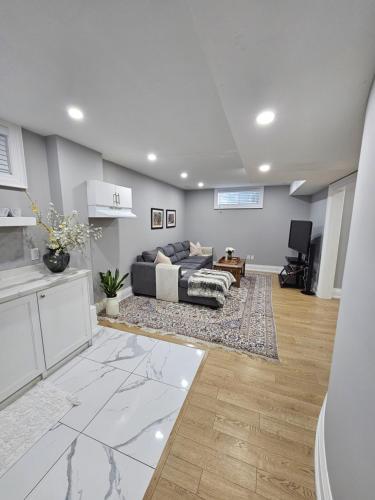 uma sala de estar com um sofá e uma mesa em Basement Apartment in Luxury Beach House em Toronto