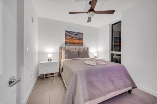 1 dormitorio con 1 cama y ventilador de techo en Exclusive Condo in Downtown Miami With Pool Views and Free Parking, en Miami