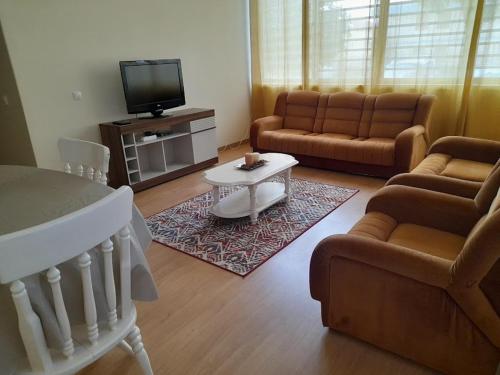 ein Wohnzimmer mit einem Sofa und einem Couchtisch in der Unterkunft Lalas ASA in Praia