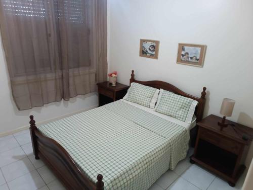 1 dormitorio con 1 cama, 2 mesitas de noche y ventana en Lalas ASA en Praia