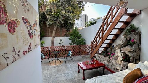 een balkon met een trap en een tafel bij Casa Verde Jesús María - Zona Residencial in Lima