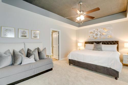 1 dormitorio con 1 cama y 1 sofá en Sumter Vacation Rental about 8 Mi to Shaw AFB! en Sumter