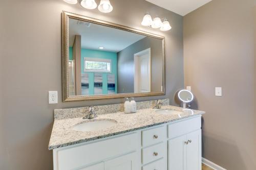 W łazience znajduje się umywalka i lustro. w obiekcie Sumter Vacation Rental about 8 Mi to Shaw AFB! w mieście Sumter