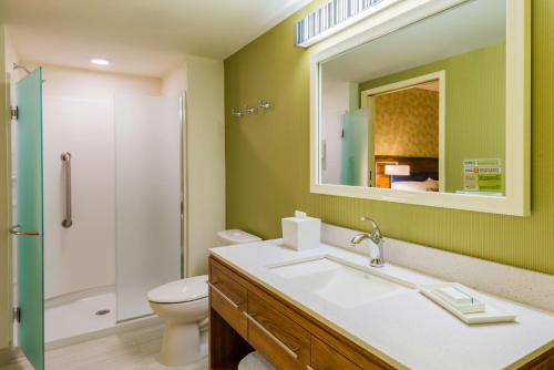 uma casa de banho com um WC, um lavatório e um chuveiro em Home2 Suites by Hilton Buffalo Airport/ Galleria Mall em Cheektowaga