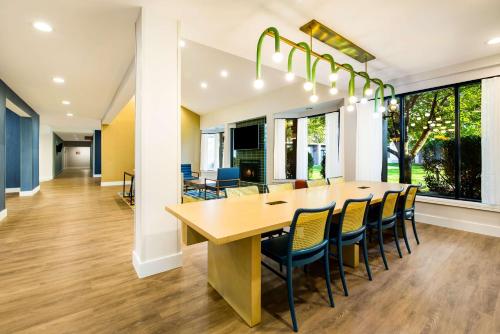 an office with a large wooden table and chairs at Sonesta Select Philadelphia Airport in Philadelphia