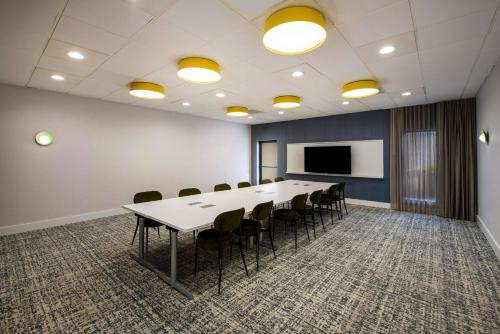 a conference room with a long table and chairs at Sonesta Select Philadelphia Airport in Philadelphia