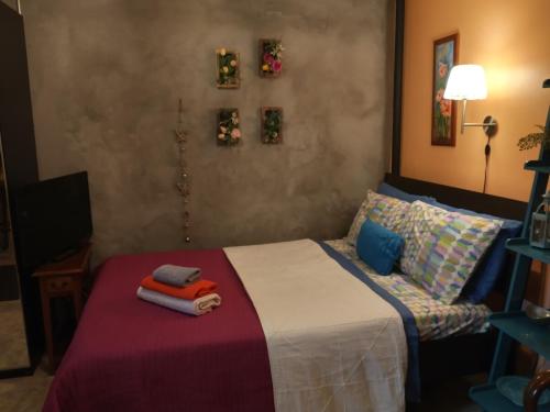 ein Schlafzimmer mit einem Bett mit Handtüchern darauf in der Unterkunft Cozy ground floor rooms at the heart of Jackson Heights in Queens