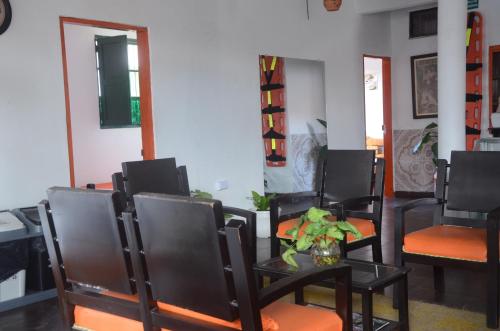 a dining room with black chairs and a table at HOTEL LA GAITANA HEROINA INDIGENA in San Agustín