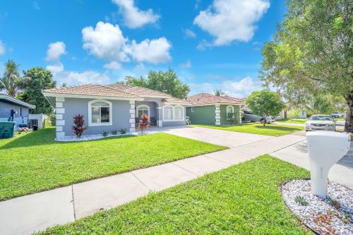 uma casa com uma entrada e um quintal em Hard Rock Hidden Gem! em Miami Gardens