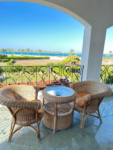 Un patio con sillas y una mesa en el balcón. en فيلا مارينا 4 الساحل الشمالي en El Alamein