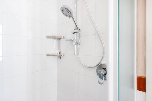uma casa de banho com uma cabeça de chuveiro em Simona Apartments em Parma