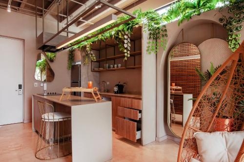 uma cozinha com muitas plantas na parede em Hemma Bogotá Luxury Suites Hotel em Bogotá