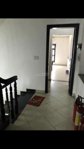 un couloir avec un escalier et une porte menant à une chambre dans l'établissement Khách Sạn Kiều Oanh Stella, à Bình Thủy