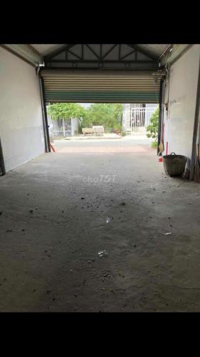 un garage vide avec une porte ouverte dans l'établissement Khách Sạn Kiều Oanh Stella, à Bình Thủy