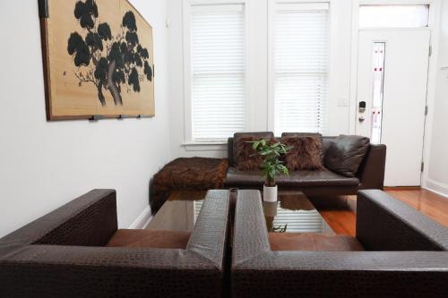 un soggiorno con due divani e un tavolo di Peaceful Zen Getaway in the City a Philadelphia