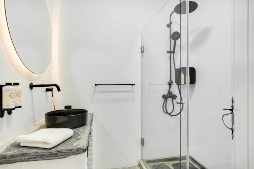 W łazience znajduje się umywalka i prysznic. w obiekcie Casa do Largo - Lago do Alqueva w mieście Campinho
