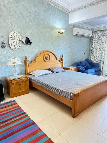 una camera con letto in legno di فيلا برايفت مارينا 7 الساحل الشمالي a El Alamein