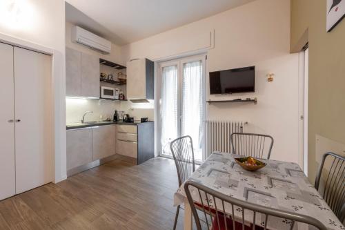 uma cozinha e sala de jantar com mesa e cadeiras em Lucky Flat, un momento di relax. em Milão