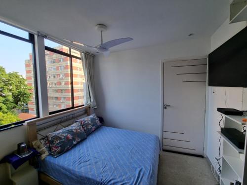 een kleine slaapkamer met een bed en een raam bij SUÍTE vista livre e pertíssima das PRAIAS IPANEMA LEBLON ARPOADOR COPACABANA e do CRISTO REDENTOR e do BONDINHO PÃO DE AÇUCAR etc com Pré Check In antes do meio-dia chegue cedo e deixe suas coisas no quarto ao lado e vá curtir logo cedo Pós Check Out idem in Rio de Janeiro