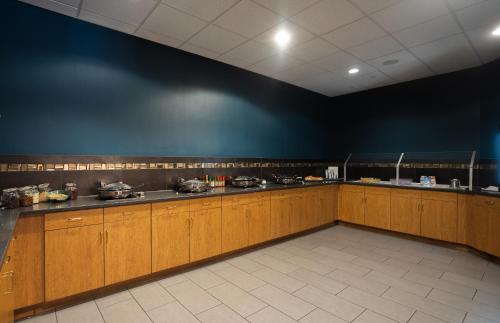 uma grande cozinha com armários de madeira e uma parede azul em Sheraton Tucson Hotel & Suites em Tucson