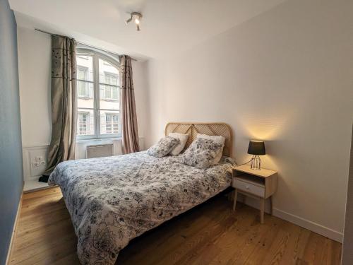 1 dormitorio con cama y ventana en Gîte Le Puy-en-Velay, 2 pièces, 4 personnes - FR-1-582-379, en Le Puy en Velay