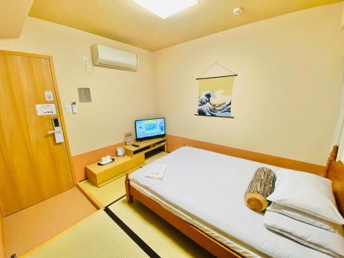 um quarto de hospital com uma cama e uma televisão em Reinahill - Vacation STAY 67171v em Tokushima