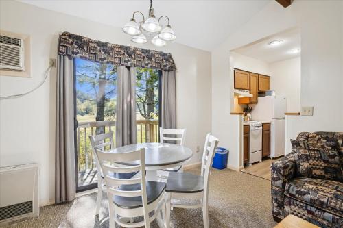 Kuchyň nebo kuchyňský kout v ubytování Cedarbrook Queen Suite 203