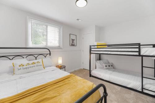 - une chambre avec 2 lits superposés à côté d'une fenêtre dans l'établissement Beautiful 6 bed 3 bath home in quiet neighborhood, à Wichita