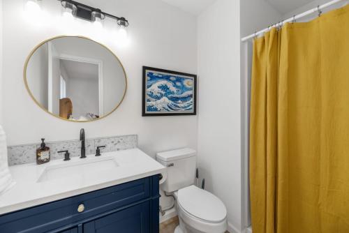 La salle de bains est pourvue d'un lavabo, de toilettes et d'un miroir. dans l'établissement Beautiful 6 bed 3 bath home in quiet neighborhood, à Wichita