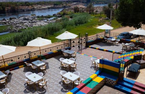 una vista aérea de un restaurante con mesas y sombrillas en Kulih Nubian House en Shellal