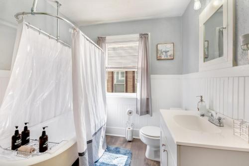 Ένα μπάνιο στο 3 Bed 2 Bath by College Hill w Fitness Room