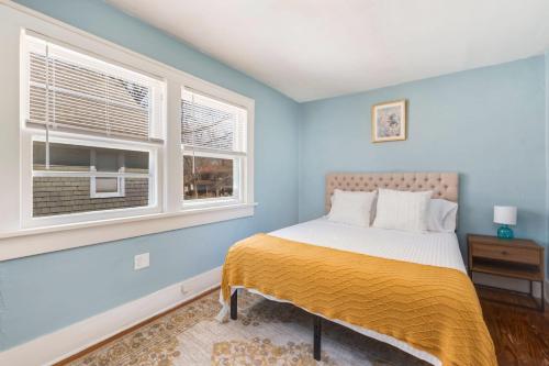 Ένα ή περισσότερα κρεβάτια σε δωμάτιο στο 3 Bed 2 Bath by College Hill w Fitness Room