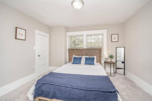 1 dormitorio con 1 cama grande con almohadas azules en 4 Bed 2 Bath Home by College Hill and Hospitals en Wichita