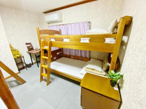 een kleine kamer met 2 stapelbedden bij Reynaville 4F / Vacation STAY 3339 in Tokushima