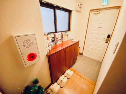 een badkamer met een rode wastafel en een raam bij Reynaville 4F / Vacation STAY 3339 in Tokushima