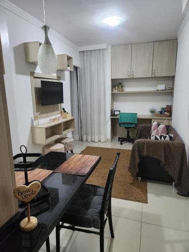 un salon avec une table et un canapé dans l'établissement Apartamento Park Sul, à Brasilia