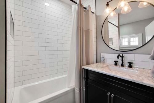 bagno con lavandino, vasca e specchio di 2 Bed 1 Bath Property in College Hill with Garage a Wichita