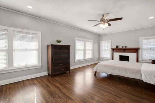 ein Schlafzimmer mit einem Bett und einem Deckenventilator in der Unterkunft 2 Bed 1 Bath Property in College Hill with Garage in Wichita