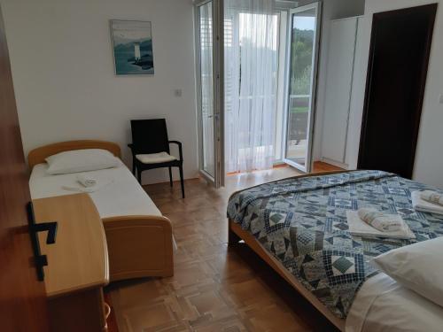 Postel nebo postele na pokoji v ubytování Apartment Tisno 17716b