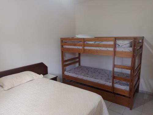 um quarto com 2 beliches e uma cama em Riviera Green Residence 232 em Bertioga