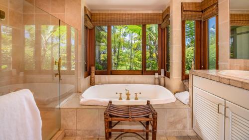 Mauna Lani Luxury Vacation Villas - CoralTree Residence Collection في وايكولوا: حمام مع حوض استحمام ودش ومغسلة