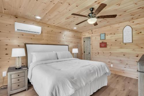 Ένα ή περισσότερα κρεβάτια σε δωμάτιο στο Enchanted Bungalow, Pickleball Court, Creek, WIFI, Mountain Views, Starting at 69