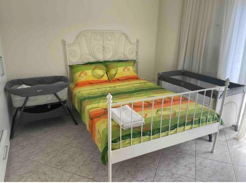 una camera con letto e sedia di Na’Vie Sunrise Apartment by the sea a Perea