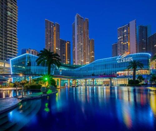 une vue sur la ville la nuit avec des palmiers et des bâtiments dans l'établissement High Rise Horizon City View Apt 4K Netflix, à Johor Bahru